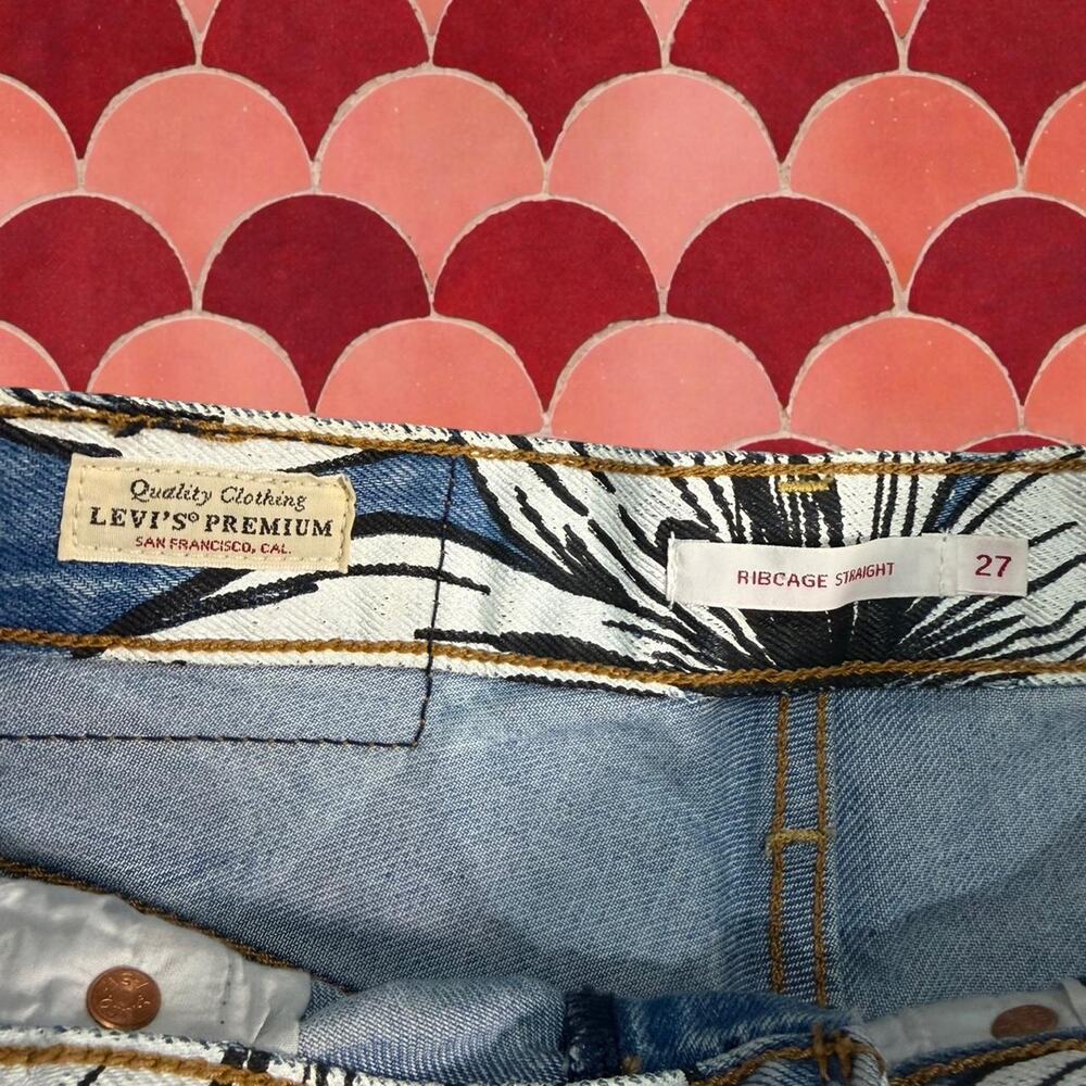Levi's High Rise Floral Jeans in Blue and White - Picture 6 of 6